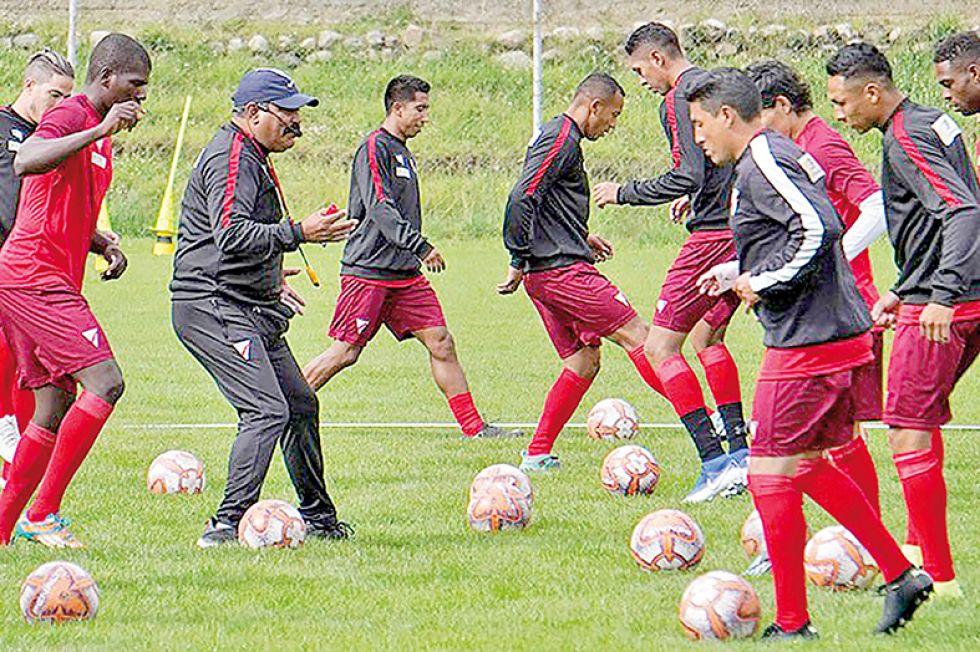 Una práctica de Always Ready antes de este partido; abajo, el arribo de Millonarios a La Paz.