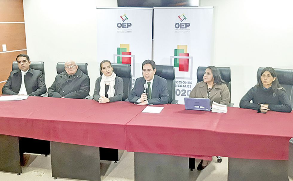 DECISIÓN. Los vocales del Tribunal Supremo Electoral (TSE) en conferencia de prensa, anoche.