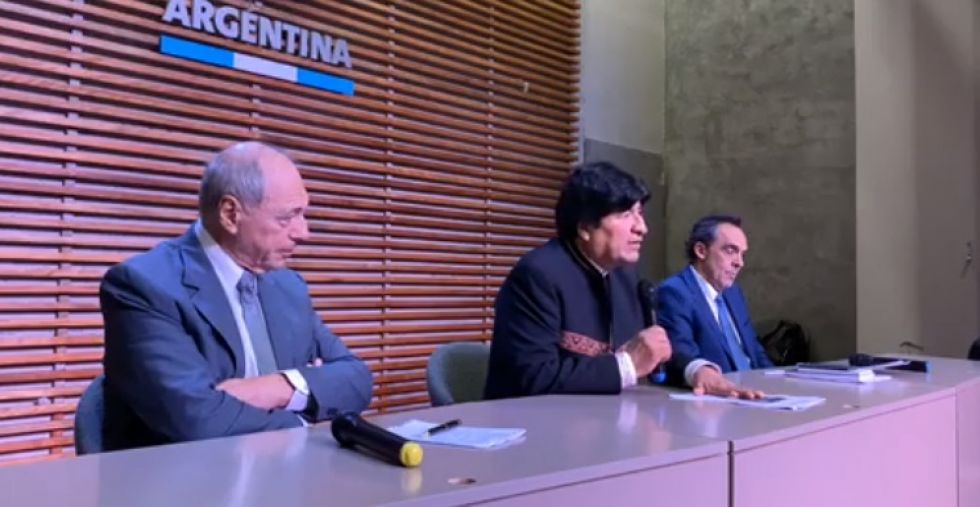 La conferencia de prensa de Evo Morales junto con sus abogados en Argentina.