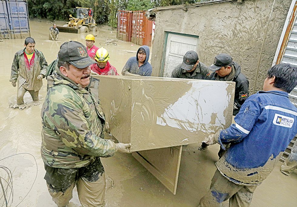 DESBORDE. La crecida del río Taquiña cubrió de lodo varias casas y calles de la población de Tiquipaya.