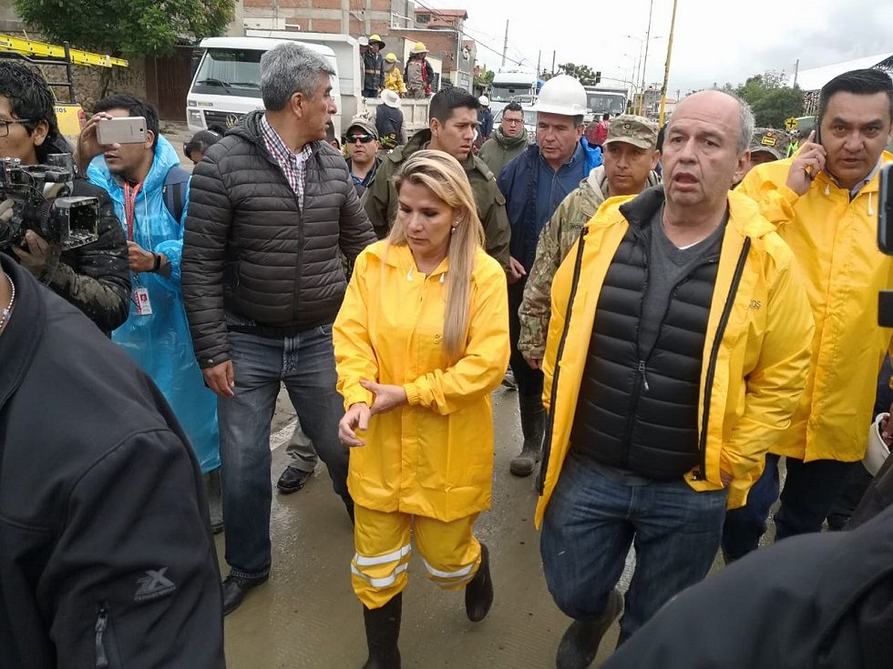 El ministro de Gobierno, Arturo Murillo (d) junto con la presidenta Jeanine Áñez durante su visita a Tiquipaya.