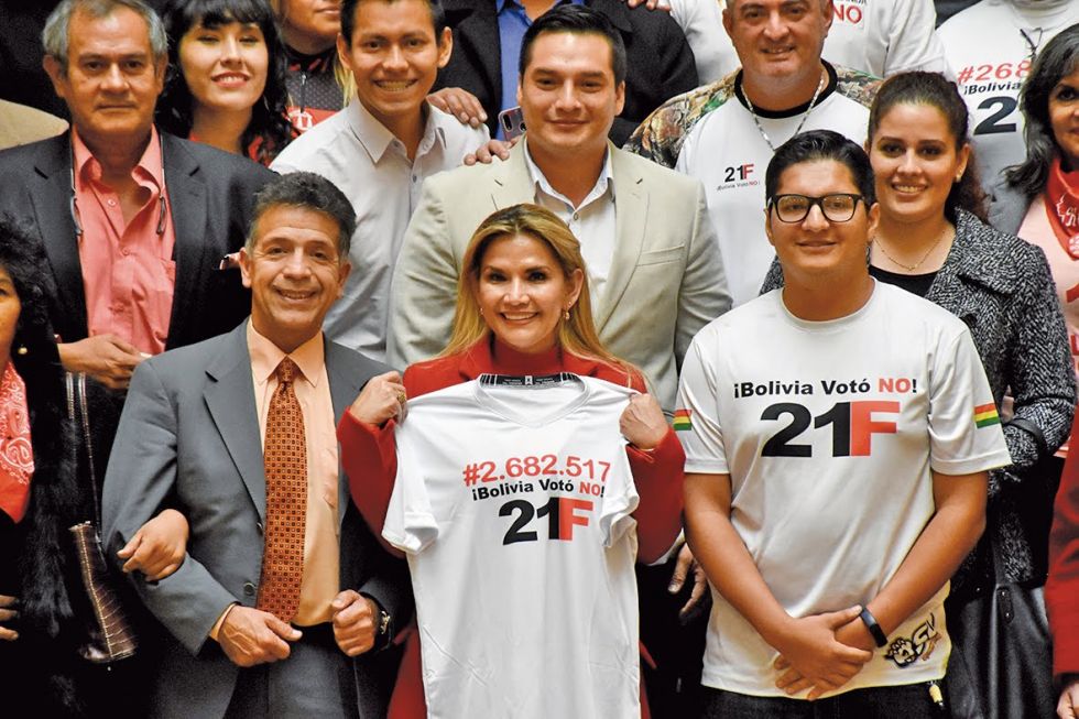 ACTOS. La presidenta Jeanine Áñez recibió la propuesta de un Decreto en el Palacio de Gobierno.