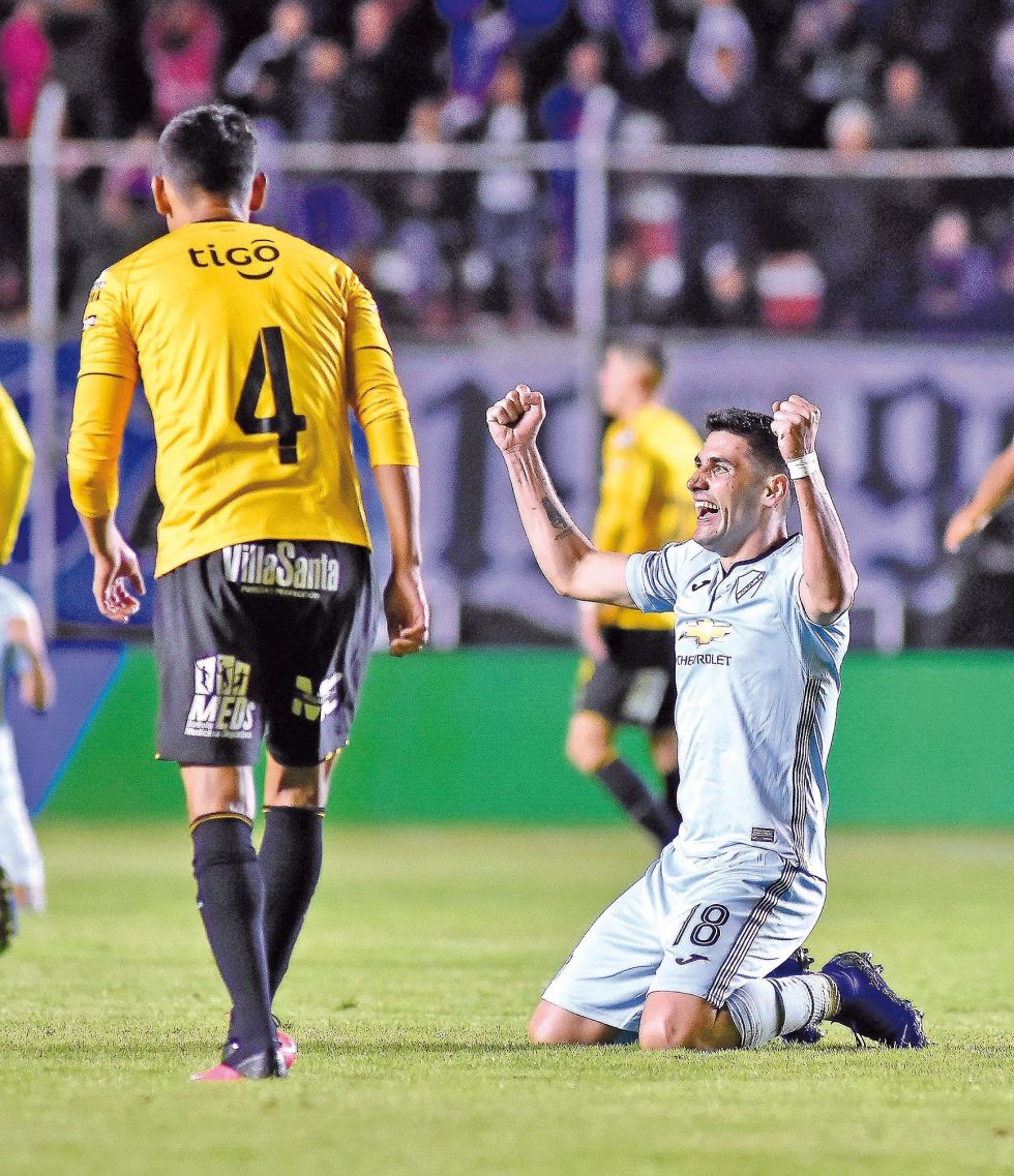 El delantero académico Jorge Pereyra festeja el triunfo de Bolívar al final del partido jugado anoche.
