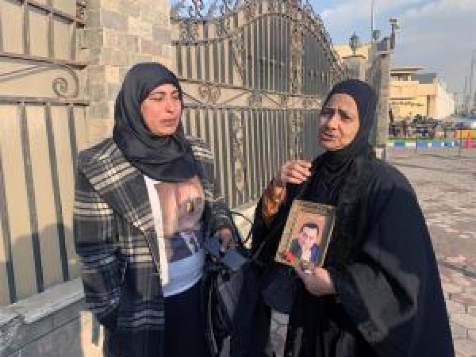 Dos mujeres sostienen la foto del fallecido expresidente Mubarak, en El Cairo, hoy.