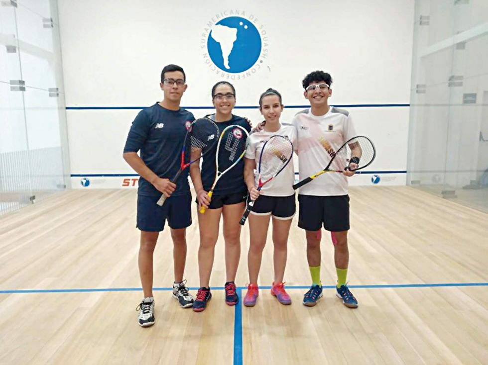 Los chuquisaqueños José Arce y Vanessa Ríos (de blanco) lograron una presea de bronce en dobles mixtos.