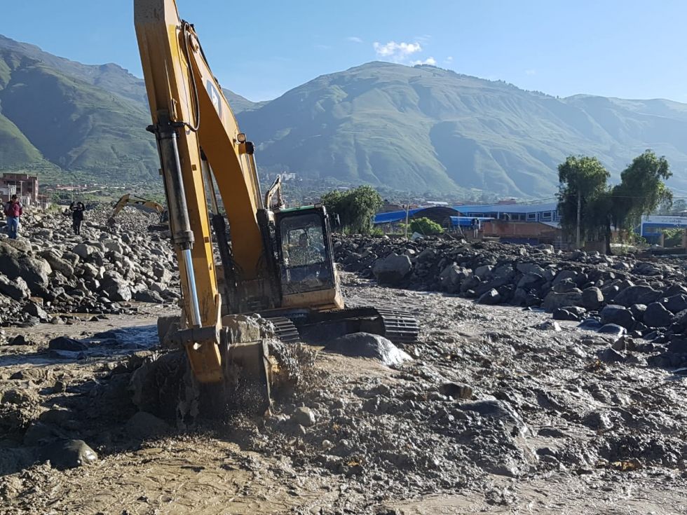 Se emplean varias máquinas pesadas en los trabajos de limpieza en Tiquipaya.