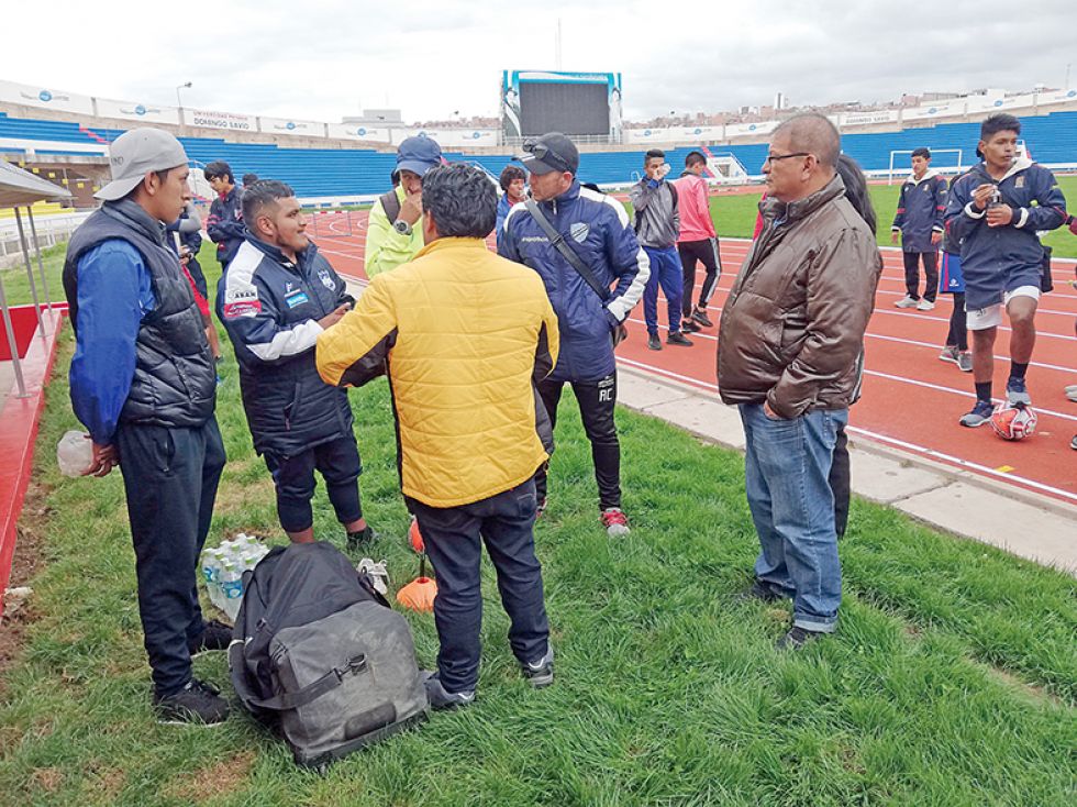 Al finalizar la práctica de ayer algunos padres de familia se reunieron con un representante del Sedede en el estadio Patria.