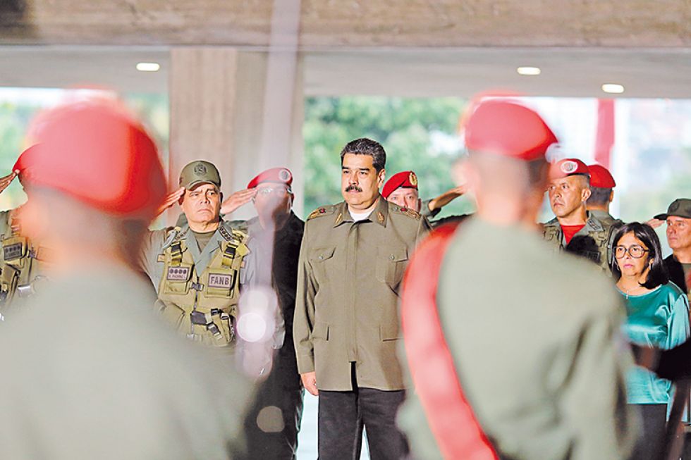 VENEZUELA. El presidente Nicolás Maduro, vestido como militar, en un acto reciente de gobierno.