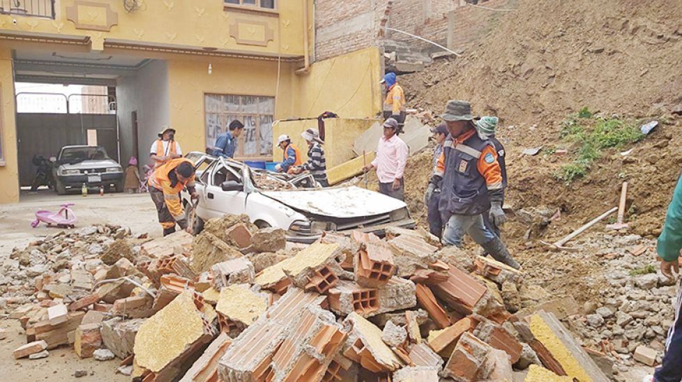 HUMEDAD. Uno de los vehículos aplastados tras el derrumbe de un muro en Sucre esta semana.