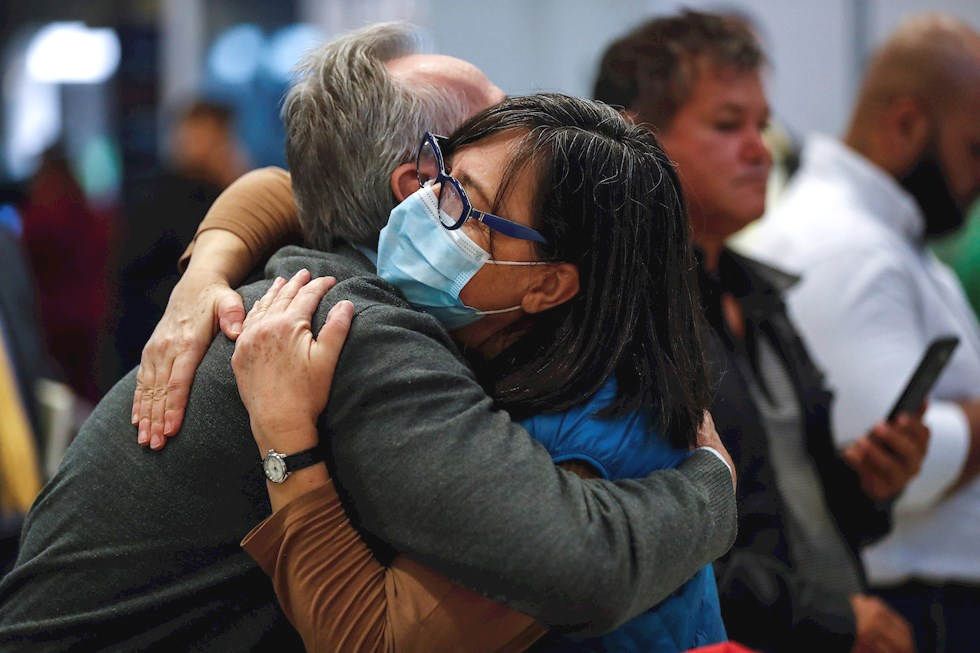 Pasajeros usan máscaras como precaución contra la propagación del nuevo coronavirus COVID-19 durante su llegada, este jueves, al Aeropuerto Internacional de Sao Paulo (Brasil).