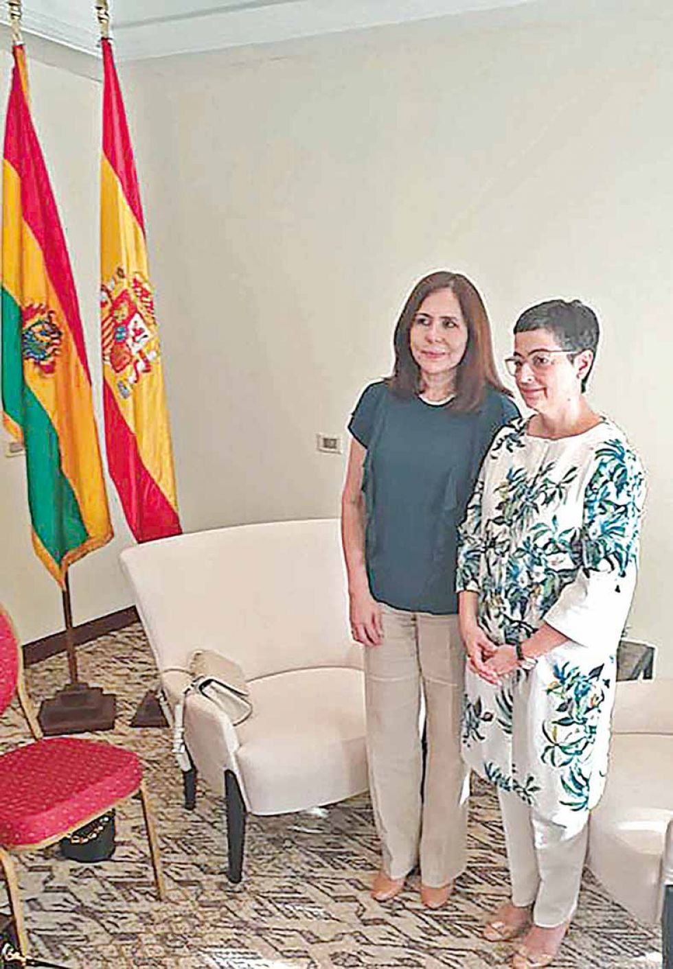 ACERCAMIENTO. La canciller española Arancha González (i) compartió en Twitter esta foto de su encuentro con su par de Bolivia.