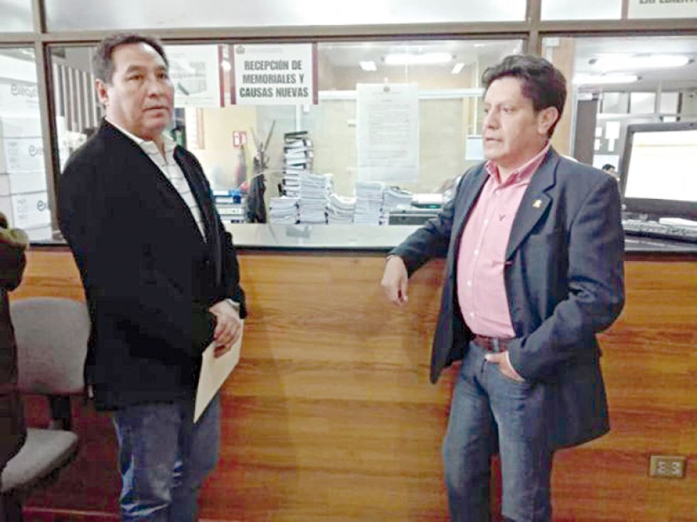 DEMOCRACIA. Los diputados Álvaro Bustamante y Hugo Sandoval en oficinas del TCP.