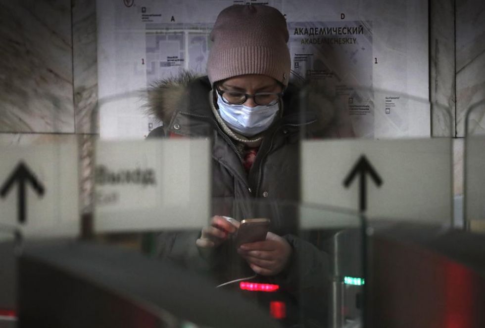 Una persona usando barbijos en Moscú, Rusia, para evitar el coronavirus.