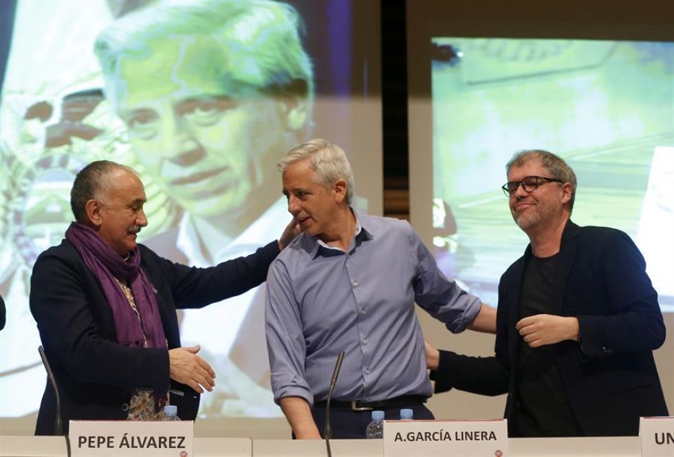 El exvicepresidente Álvaro García Linera, junto al secretario general de UGT, Pepe Álvarez (i), y el de CCOO, Unai Sordo (d), durante un acto en la sede de UGT de Madrid.