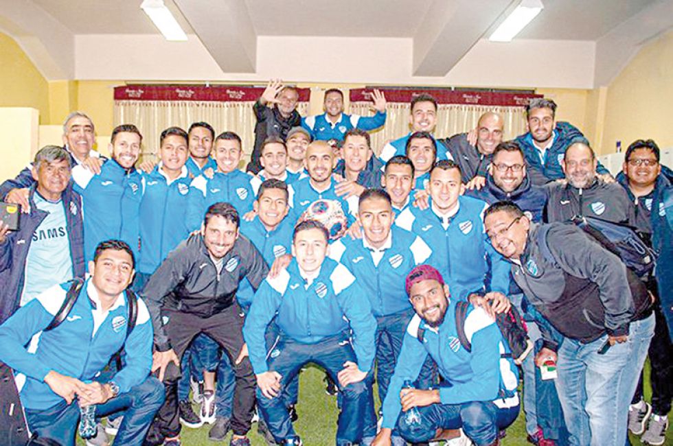 La plantilla celeste antes de emprender viaje a Paraguay, donde esta noche debutará en la Copa Libertadores.