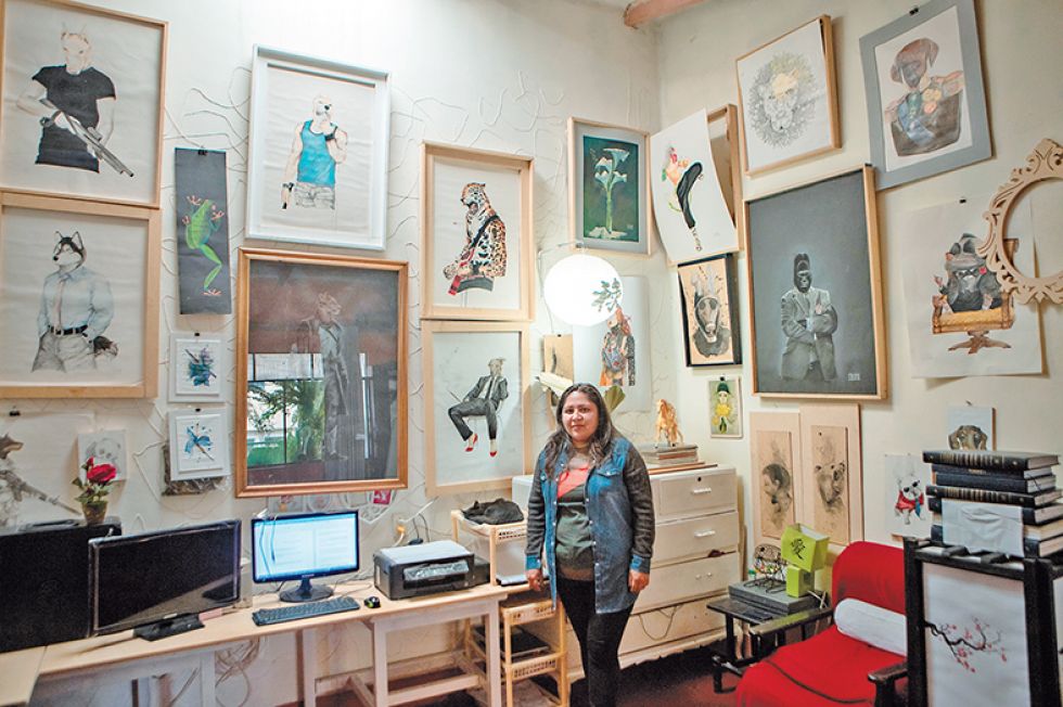 PINTORA. Janeth Galván en su taller de artes plásticas junto a sus cuadros de la colección