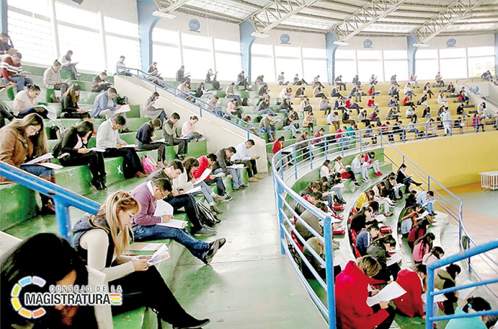 CONVOCATORIA. Los postulantes a secretarios y auxiliares dieron examen en todo el país.