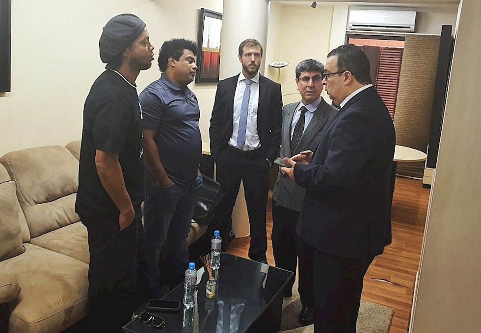 Fotografía facilitada por la Fiscalía de Paraguay, del Fiscal Federico Delfino (d), conversando con el exfutbolista Ronaldinho Gaúcho (i) y su hermano Roberto (2i).