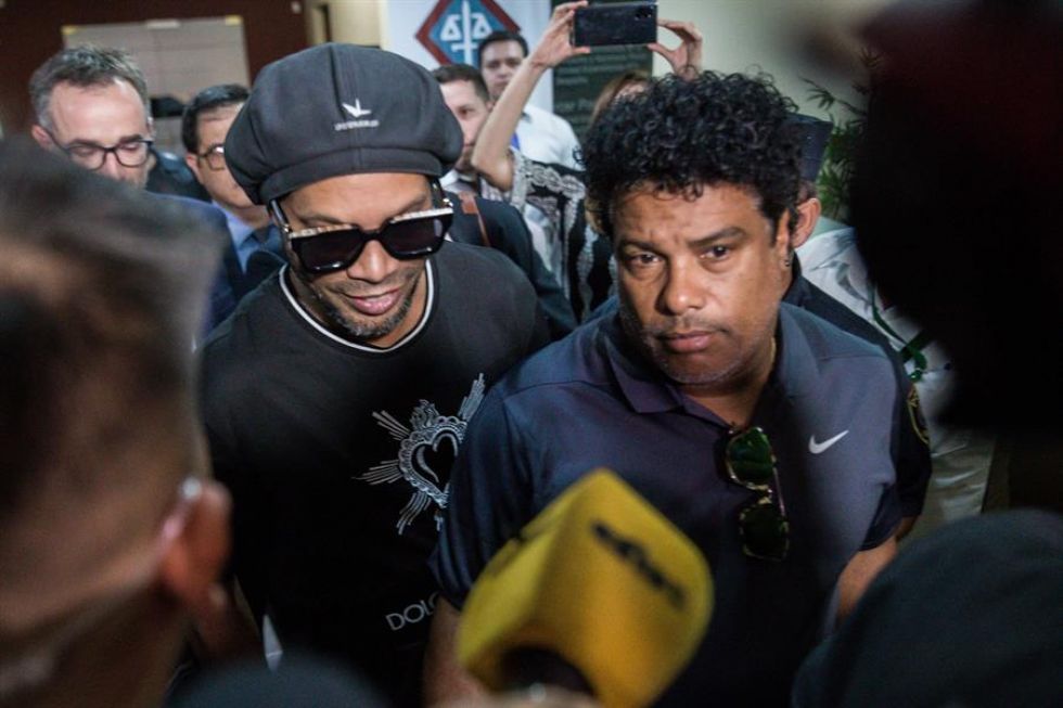 El exjugador de fútbol brasileño Ronaldinho Gaúcho (i) y su hermano, el empresario Roberto de Assis Moreira, luego de declarar ante la Fiscalía paraguaya.