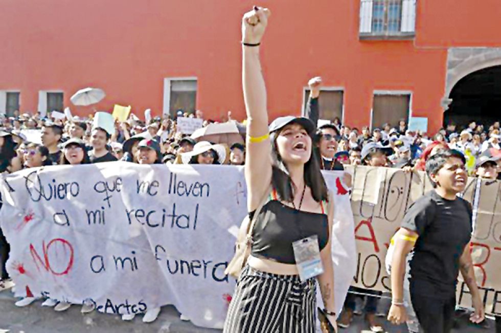 PROTESTA. Miles de estudiantes protestan por las principales calles del municipio de Huejotzingo.
