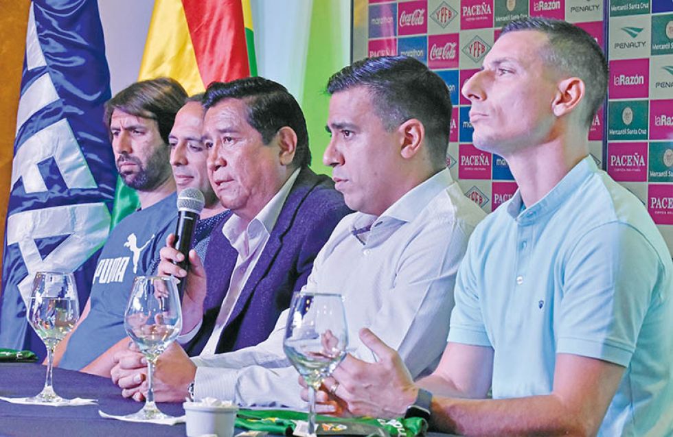 Pablo Escobar (d) fue presentado como ayudante de campo de Farías para afrontar las Eliminatorias.