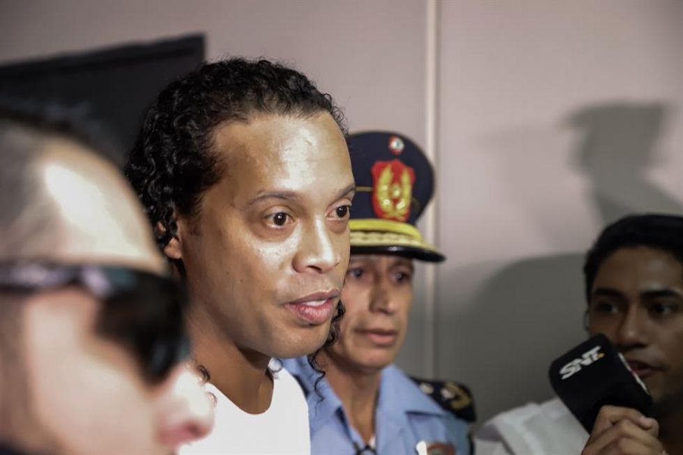 Ronaldinho llega este viernes al Palacio de Justicia para comparecer ante un juez, horas antes de que se produjera su detención.