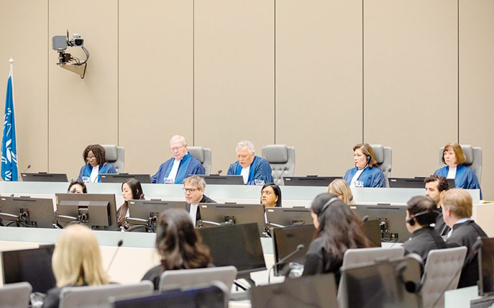 TRIBUNAL. Fotografía facilitada por la Corte Penal Internacional del juez Piotr Hofmansku (c) y los jueces que han llevado a cabo la investigación.