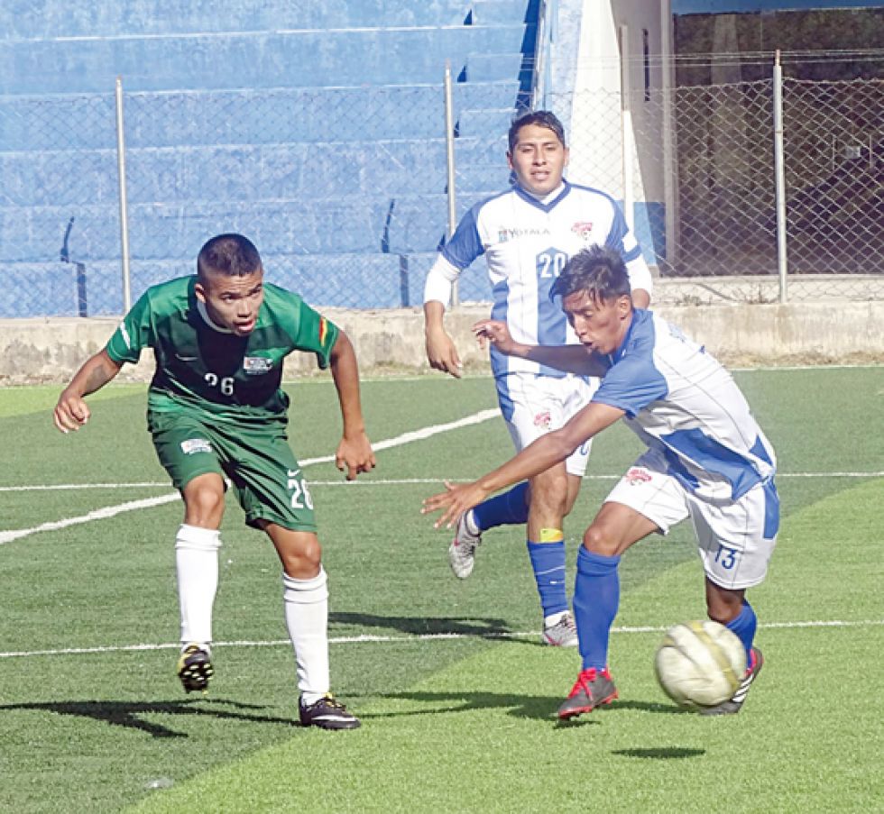Un pasaje del partido jugado ayer entre Olimpia de Yotala y Litoral de Camargo (verde).