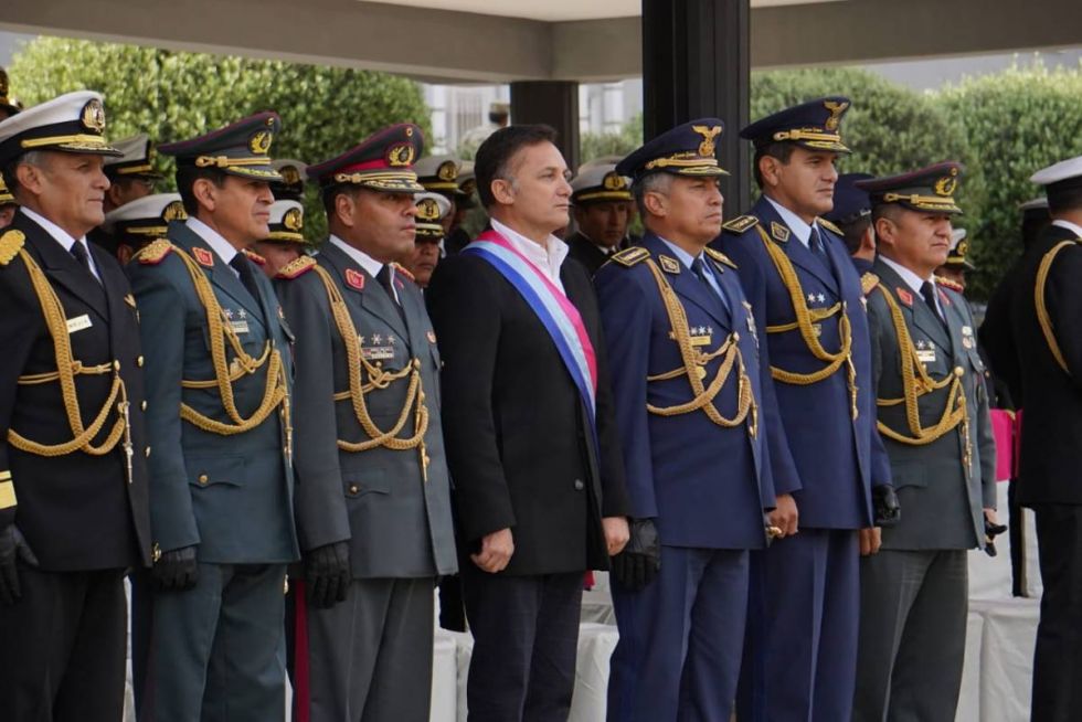 La continuidad de Luis Fernando López (al centro) genera polémica en el país.