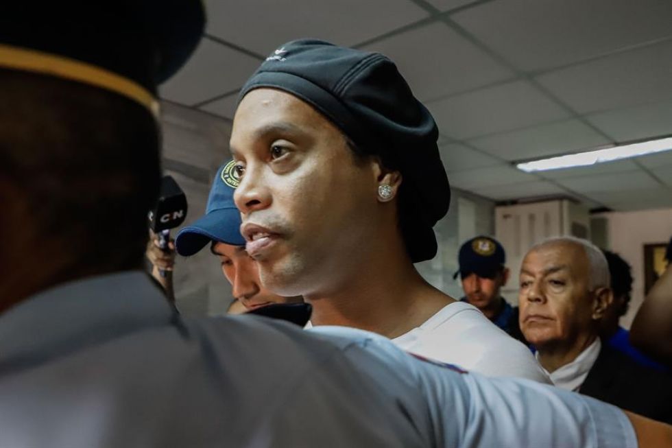 El exinternacional brasileño Ronaldinho Gáucho sale del despacho de la jueza de turno de Penal de Garantías, Clara Ruiz Díaz, este sábado, en Asunción.