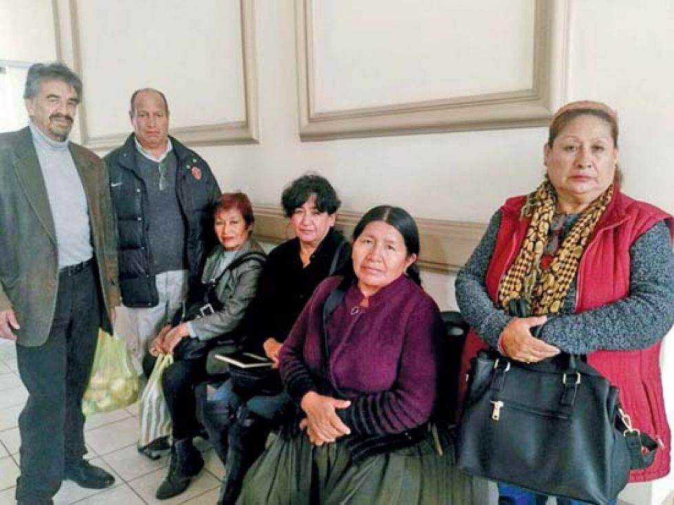 RECLAMO. Cristina Martínez (d) acompañada de otras víctimas de injusticias en Cochabamba.