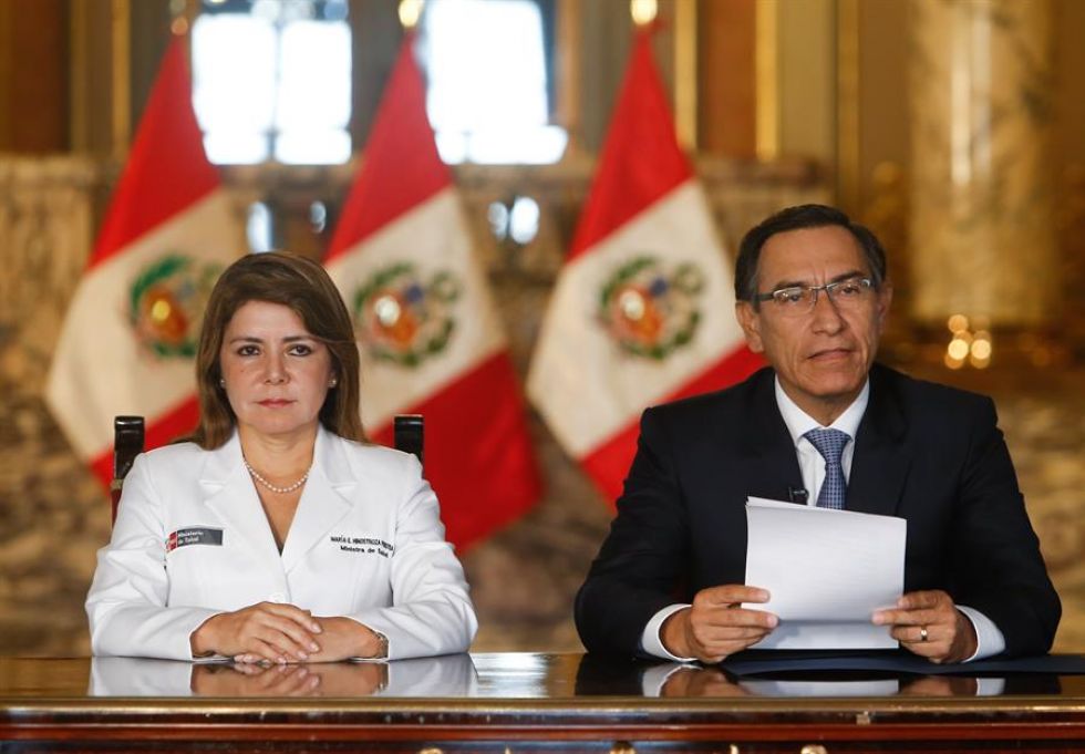 El mandatario peruano, Martín Vizcarra, junto a la ministra peruana de Salud, Elizabeth Hinostroza.