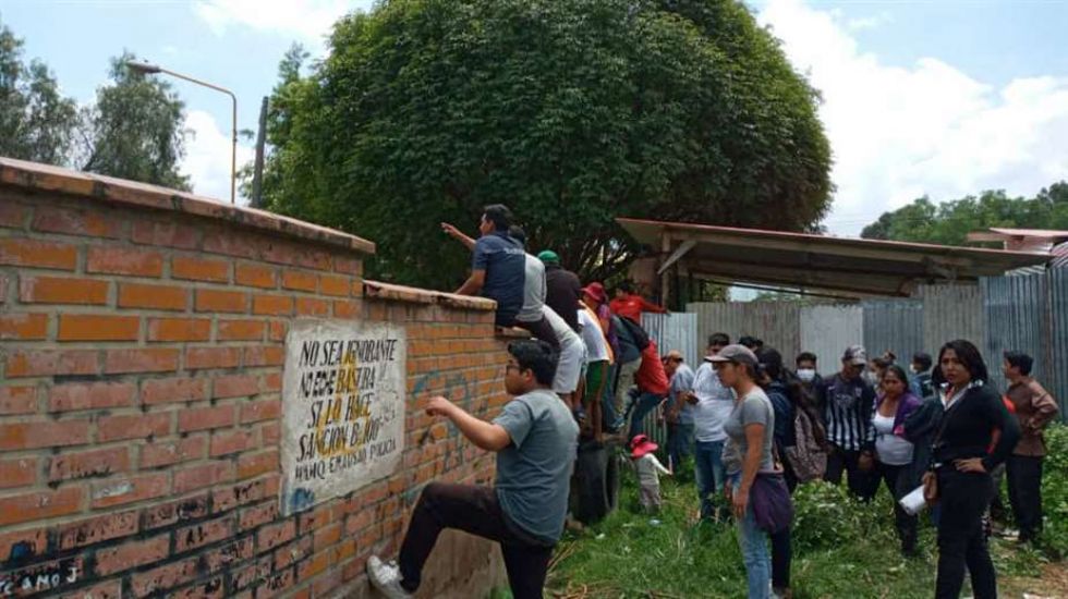 El momento en el que un grupo de padres intenta saltar un muro para sacar a sus hijos.