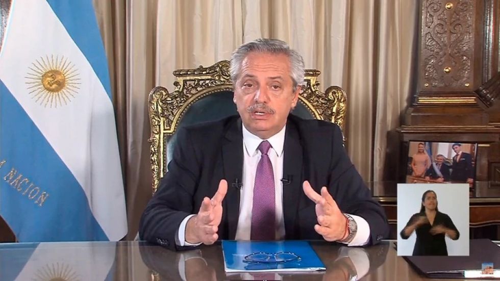 El presidente argentino Alberto Fernández anuncia las medidas para combatir el coronavirus.