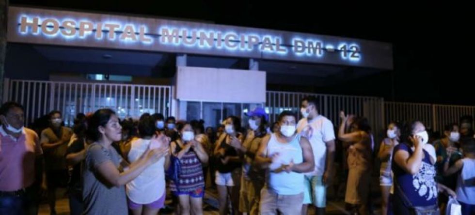 La protesta de vecinos en uno de los hospitales de Santa Cruz que rechazaron atender a la paciente con coronavirus.