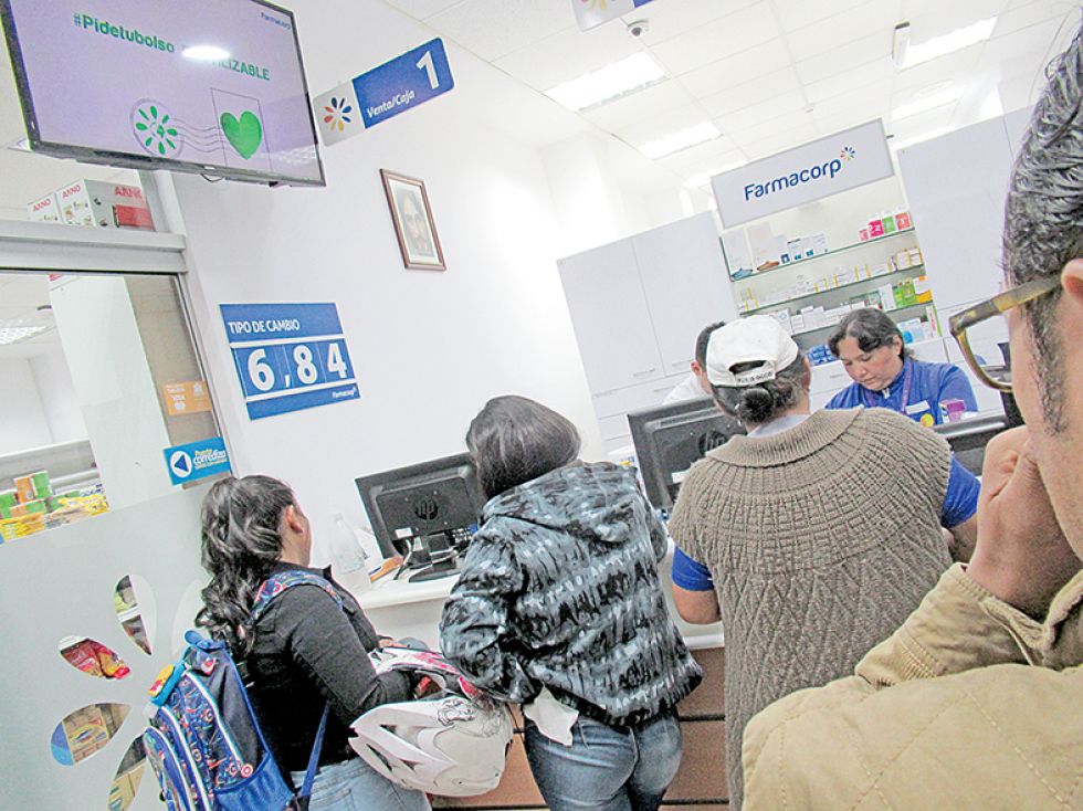 FARMACIAS. Luego de confirmarse los primeros casos de coronavirus, gran cantidad de personas abarrotó las farmacias buscando barbijos y alcohol en gel el martes por la noche.