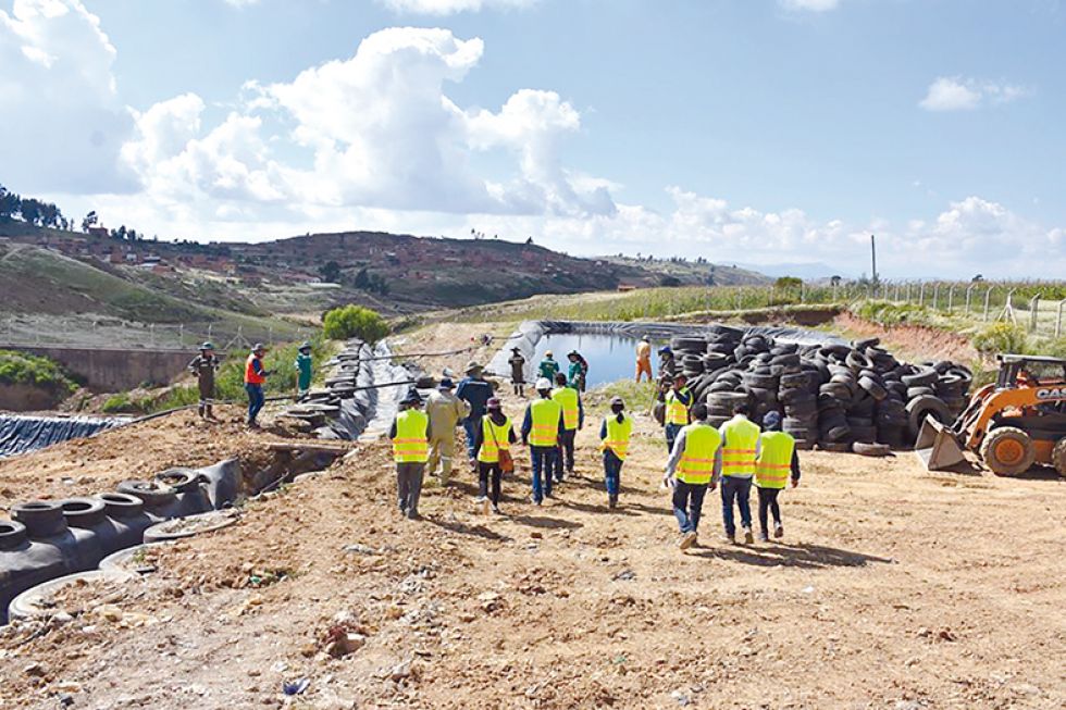 INSPECCIÓN. Autoridades y técnicos de varias instituciones que trabajan en el área ambiental visitaron el exbotadero de La Esperanza.
