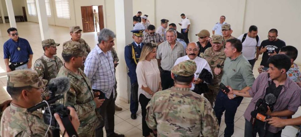 La presidenta Jeanine Áñez inspecciona la Escuela Militar "Héroes de Ñancahuazú", donde funcionará un centro de tratamiento de enfermos de coronavirus.
