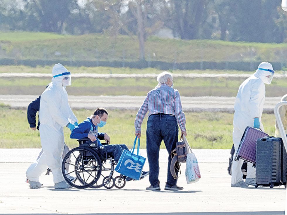 EMERGENCIA. Pasajeros del crucero Grand Princes, atracado en California, EEUU, son evacuados en un vuelo especial hacia sus países.