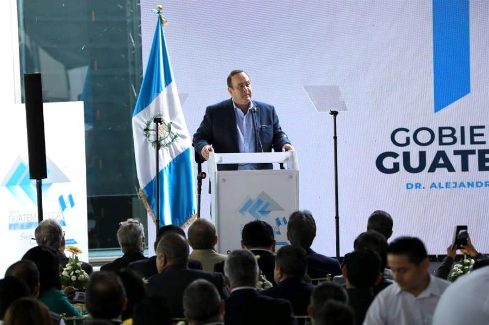 Fotografía cedida que muestra al presidente de Guatemala, Alejandro Giammattei, durante un acto público el miércoles.