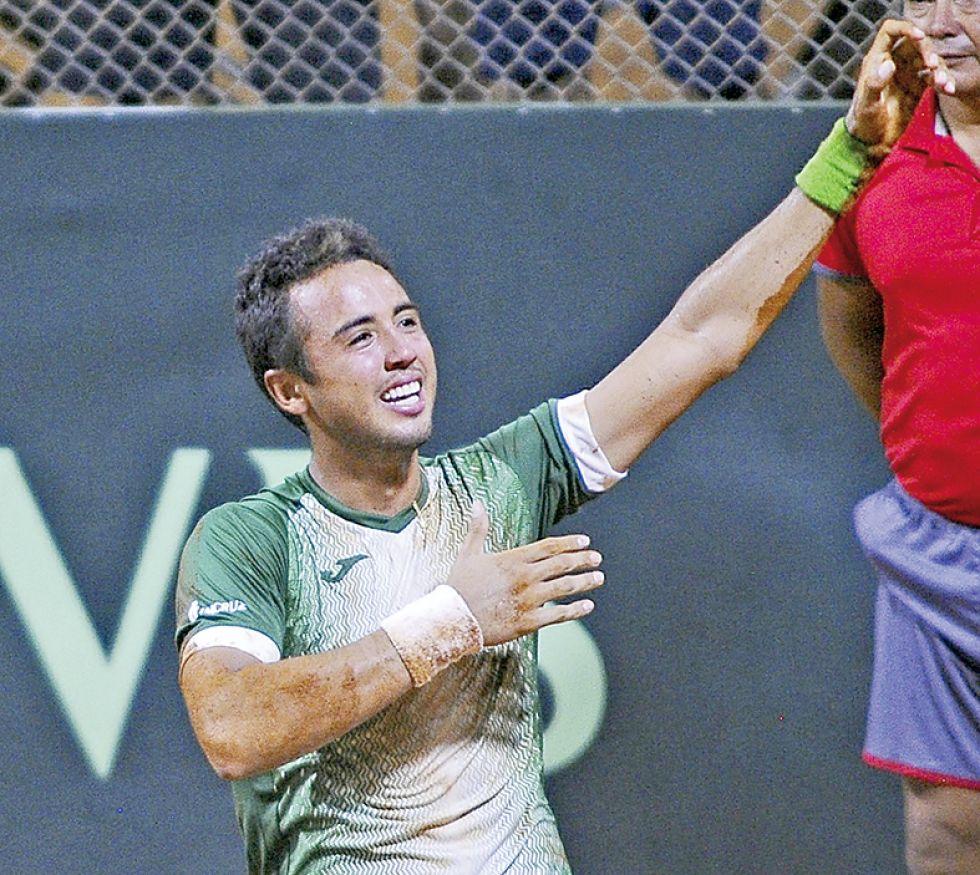 Hugo Dellien del equipo nacional celebra la clasificación de Bolivia a la fase de grupos de la Copa Davis, hace una semana.