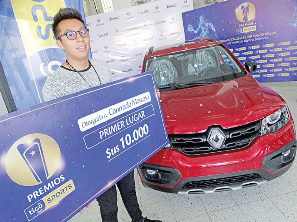 Conrrado Moscoso, posa con el cheque simbólico y el auto 0 kilómetros entregados por ser el mejor deportista de 2019.