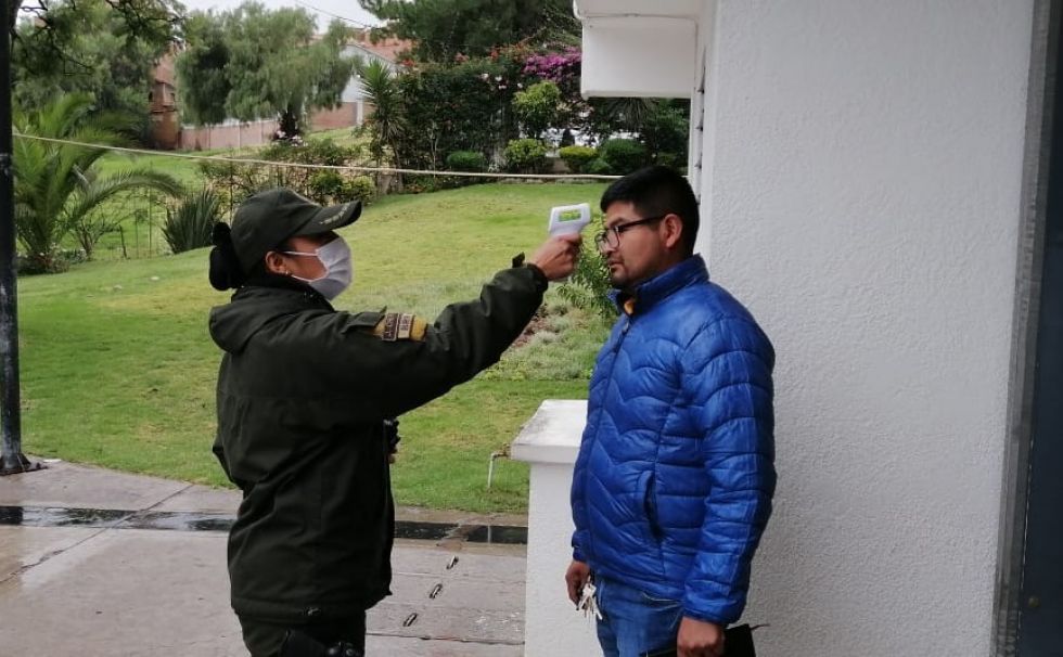 Control de la temperatura en puertas del Tribunal Departamental de Justicia de Chuquisaca.