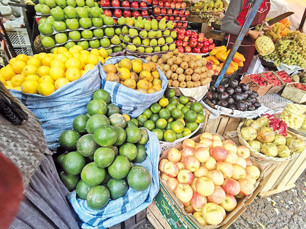 ABASTECIMIENTO. Compradores se vuelcan a los mercados en busca de alimentos que refuercen sus defensas.