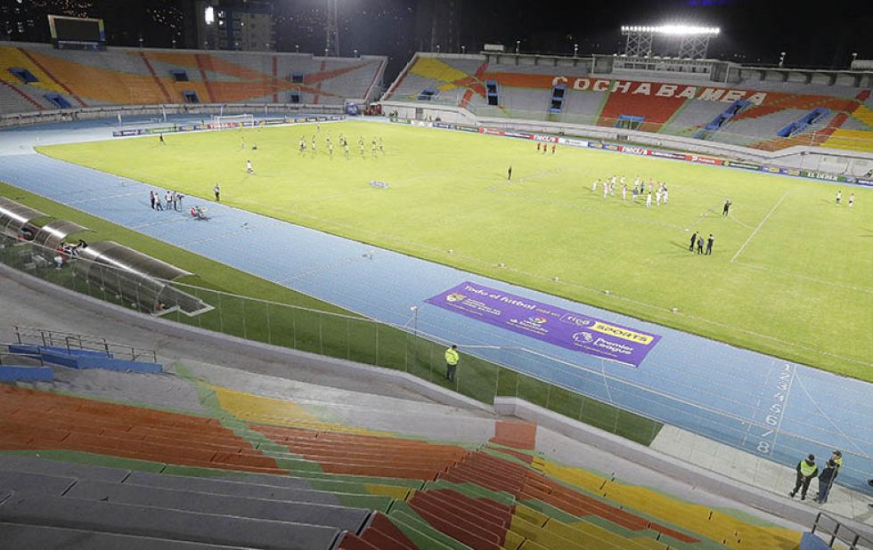 Los últimos partidos en Bolivia se jugaron a puerta cerrada y es posible que el campeonato no se reinicie.
