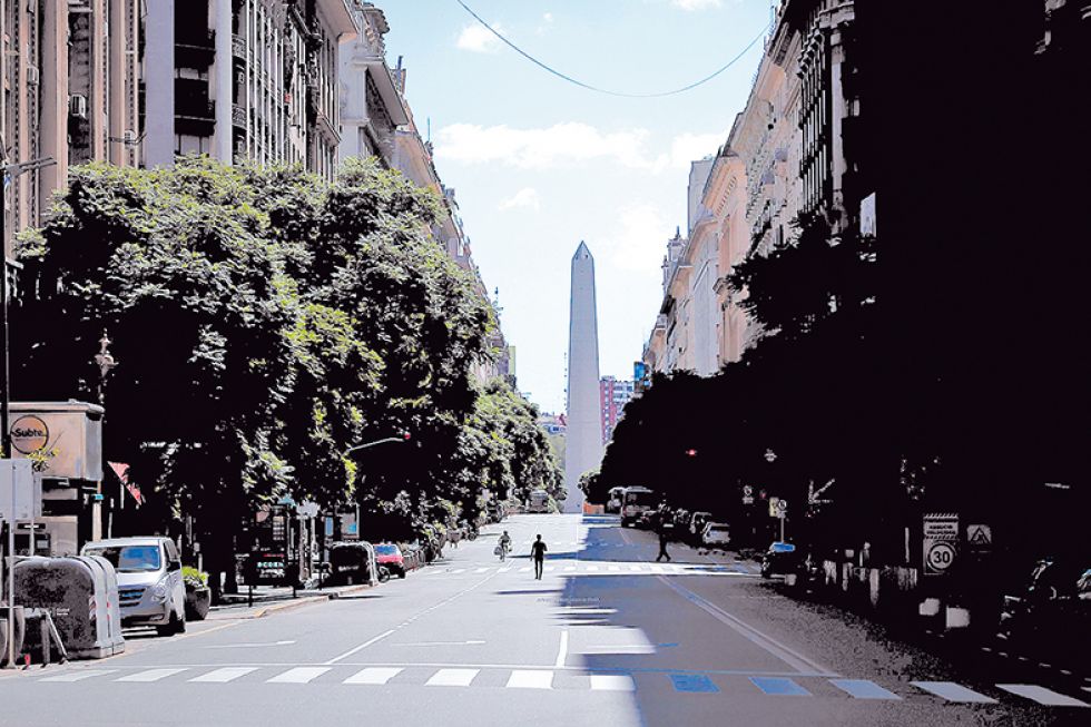 SALUD. Fotografía de una céntrica avenida en Buenos Aires, ayer, tras la entrada en vigencia de las órdenes de aislamiento social.