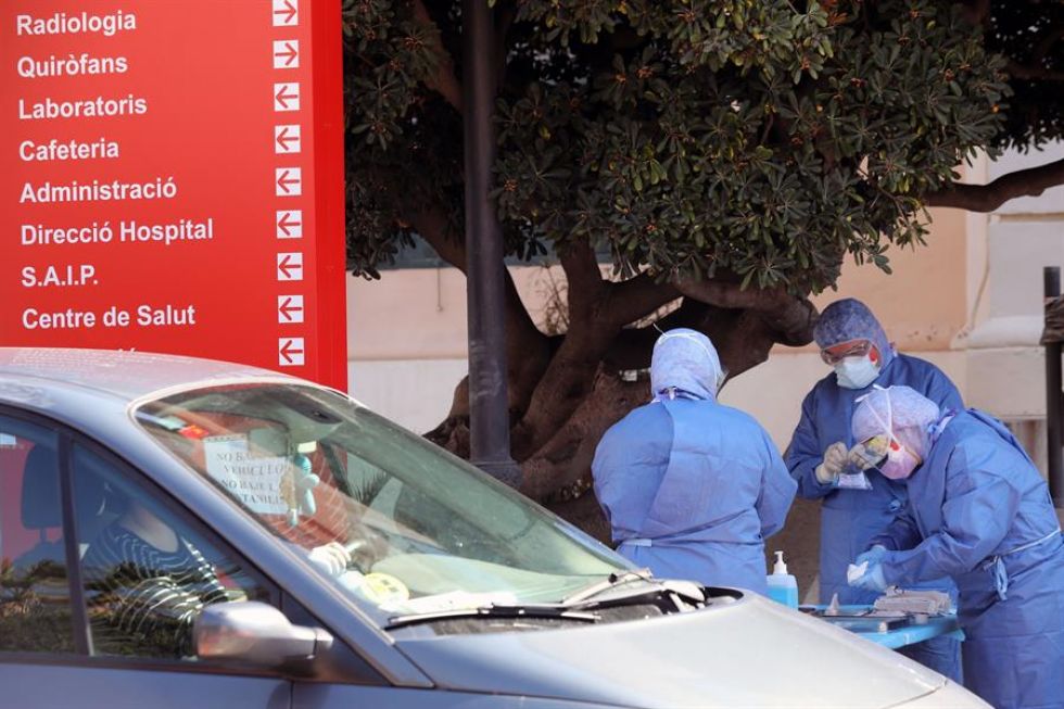 Miembros del hospital de la Malvarrosa, en Valencia, recogen muestras a trabajadores sanitarios a las puertas del centro y sin que los conductores bajen del vehículo.