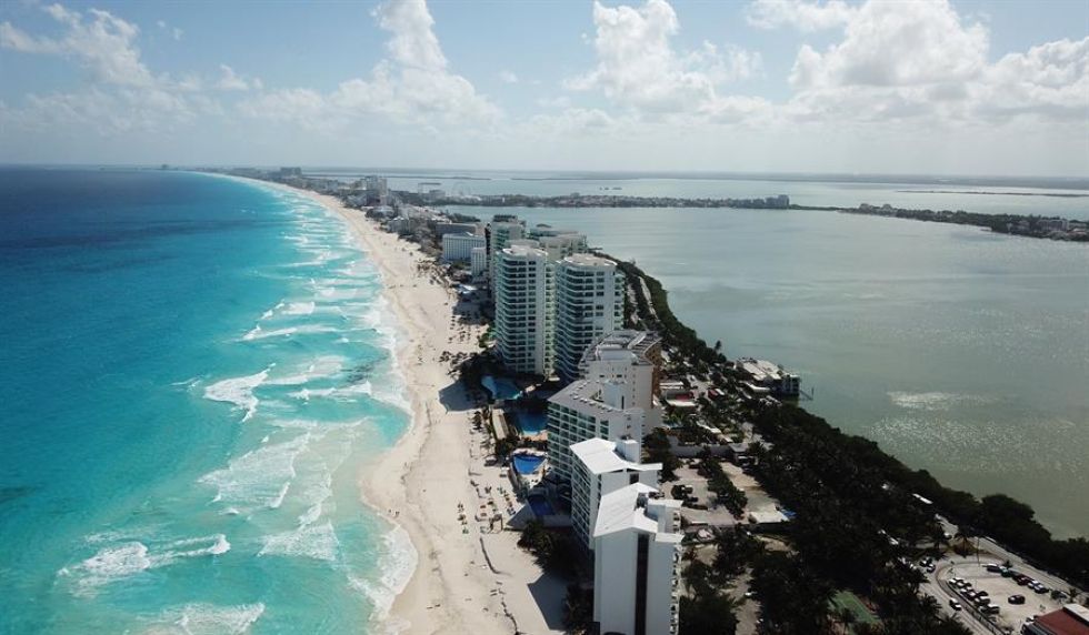 Vista de dos turistas tomando el sol en una playa de Cancún (México), que registró un solo un 36% de ocupación este lunes.