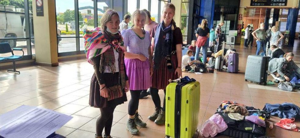 Un grupo de ciudadanas alemanas espera el avión que las llevará de regreso a su país.