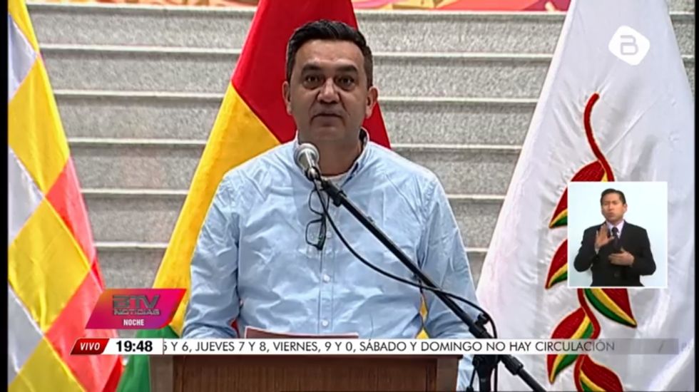 El ministro de la Presidencia, Yerko Núñez, durante la conferencia de prensa que ofreció esta noche.